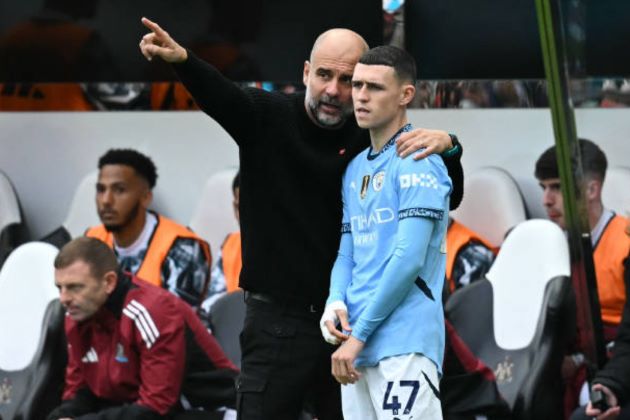 Foden (áo xanh) không còn thường xuyên đá chính cho Man City.